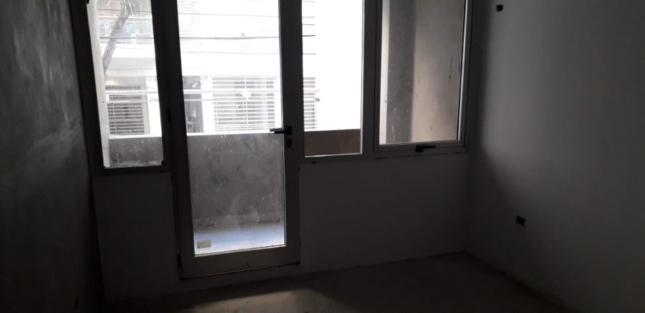 VENTA DEPARTAMENTO Un dormitorio zona rio. A estrenar. Importante balcon aterrazado a la calle . Posibilidad cochera y baulera. Amenities. Entrega inmediata. Guemes 1900