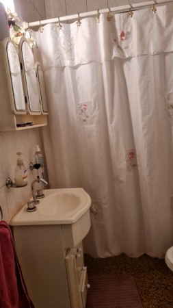 VENTA Casa al frente - Un dormitorio, galeria, patio, terraza - BARRIO BELLA VISTA