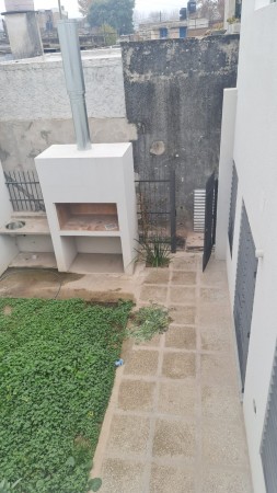 VENTA O PERMUTA Casa al frente a estrenar - Dos dormitorios - Amplio patio con parrilla - Terraza - Barrio Belgrano. APTA CREDITO