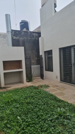 VENTA O PERMUTA Casa al frente a estrenar - Dos dormitorios - Amplio patio con parrilla - Terraza - Barrio Belgrano. APTA CREDITO