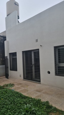 VENTA O PERMUTA Casa al frente a estrenar - Dos dormitorios - Amplio patio con parrilla - Terraza - Barrio Belgrano. APTA CREDITO