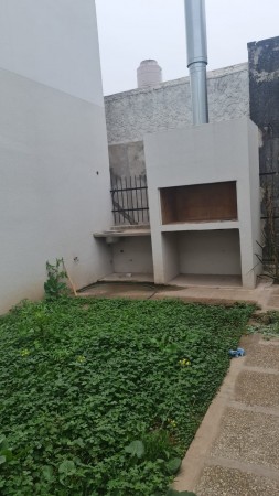 VENTA O PERMUTA Casa al frente a estrenar - Dos dormitorios - Amplio patio con parrilla - Terraza - Barrio Belgrano. APTA CREDITO