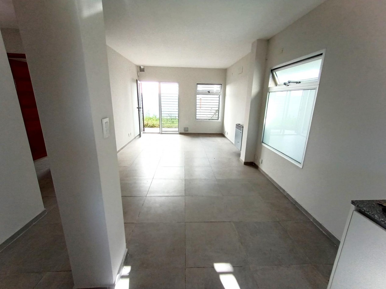 VENTA O PERMUTA Casa al frente a estrenar - Dos dormitorios - Amplio patio con parrilla - Terraza - Barrio Belgrano. APTA CREDITO