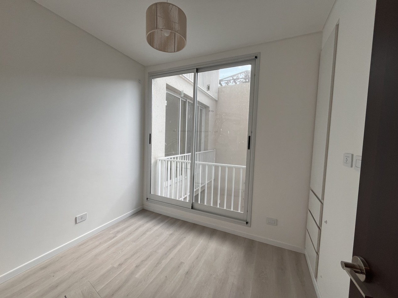VENTA CASA PASILLO reciclada a NUEVA, 3 DORMITORIOS, PISCINA, QUINCHO, PARRILLERO - BALCARCE 1400