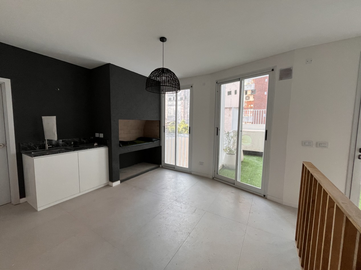 VENTA CASA PASILLO reciclada a NUEVA, 3 DORMITORIOS, PISCINA, QUINCHO, PARRILLERO - BALCARCE 1400