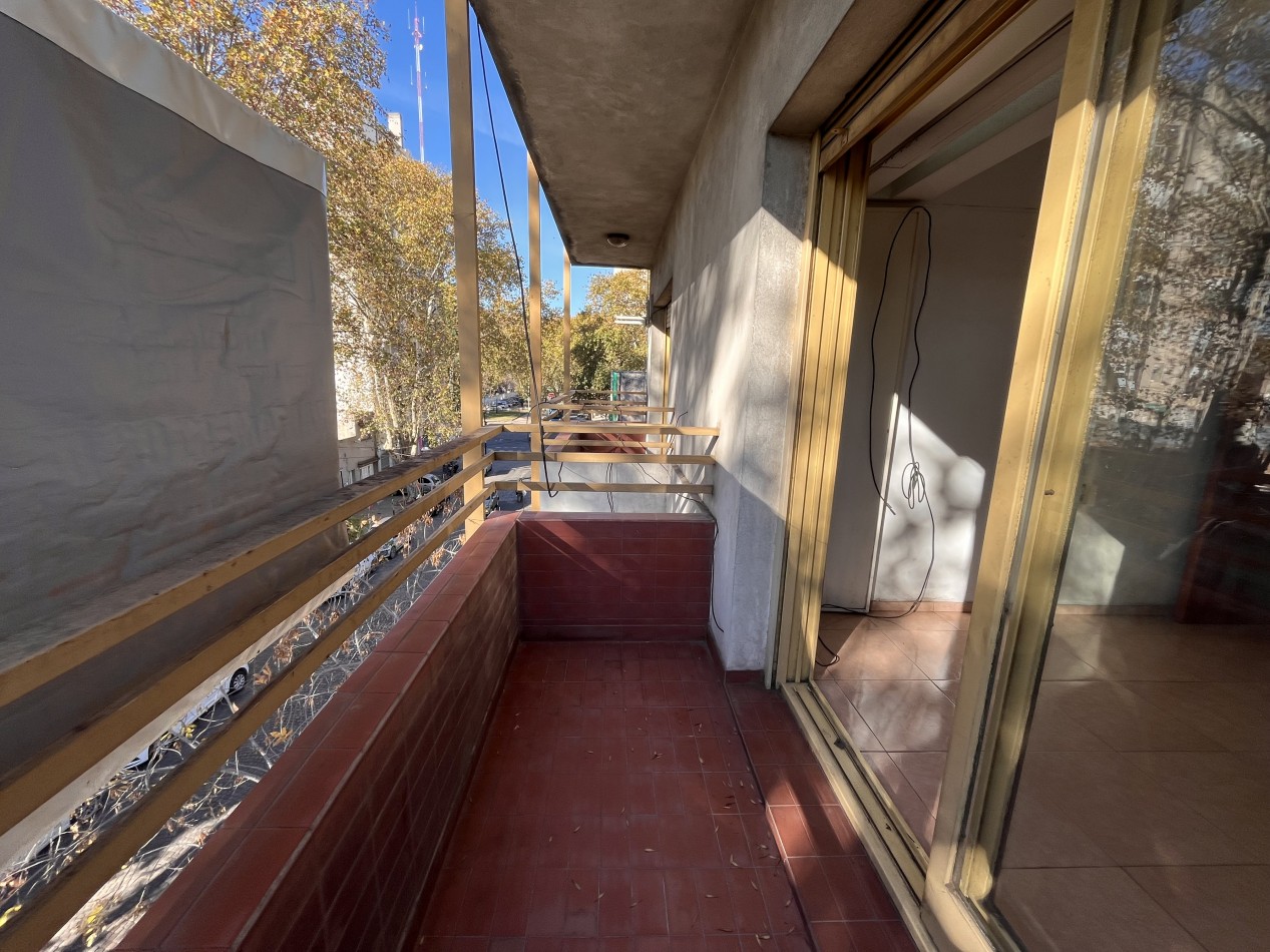 Dos dormitorios con terraza exclusiva y parrillero en barrio España y Hospitales