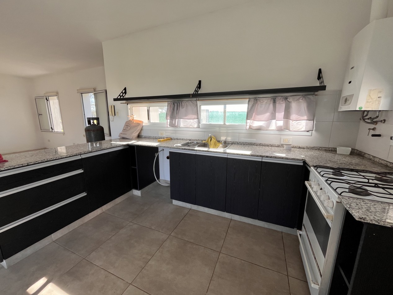 ALQUILER- Impecable CASA de UN dormitorio en Funes City