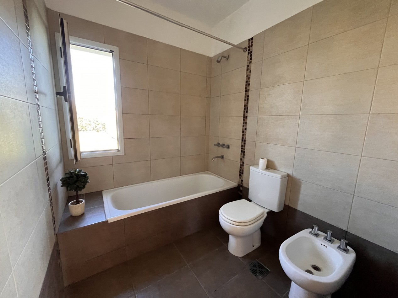 ALQUILER- Impecable CASA de UN dormitorio en Funes City