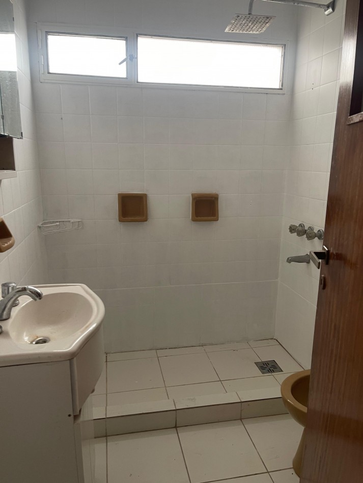 Excelente Oportunidad en Barrio Martin: 2 Dormitorios, Balcon a la Calle 