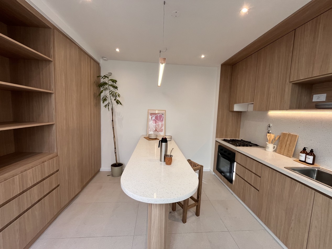 VENTA CASA PASILLO reciclada a NUEVA, 3 DORMITORIOS, PISCINA, QUINCHO, PARRILLERO - BALCARCE 1400