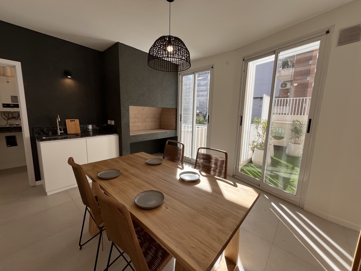 VENTA CASA PASILLO reciclada a NUEVA, 3 DORMITORIOS, PISCINA, QUINCHO, PARRILLERO - BALCARCE 1400