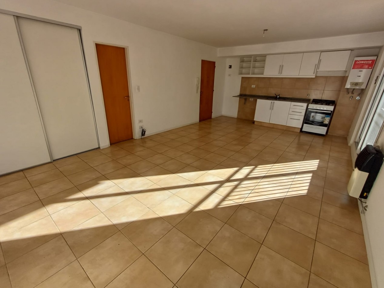 Alquiler amplio monoambiente. Mendoza 2600