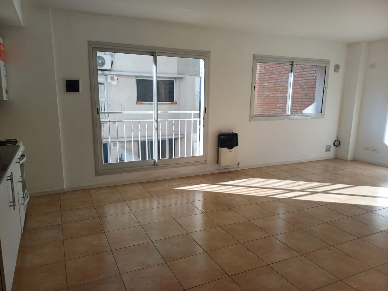 Alquiler amplio monoambiente. Mendoza 2600