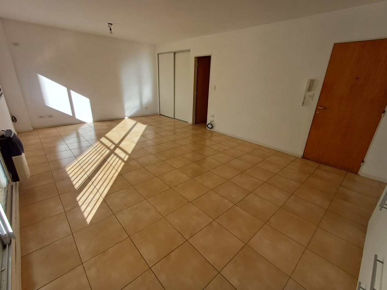 Alquiler amplio monoambiente. Mendoza 2600