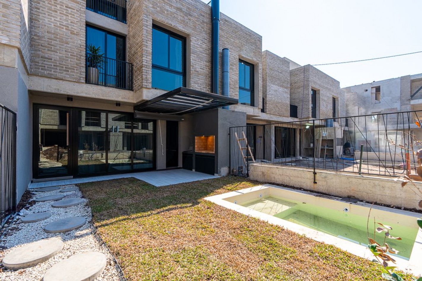 VENTA Casa 3 dormitorios en FISHERTON - Piscina, jardin, parrillero - Proyecto en construccion - FINANCIACION
