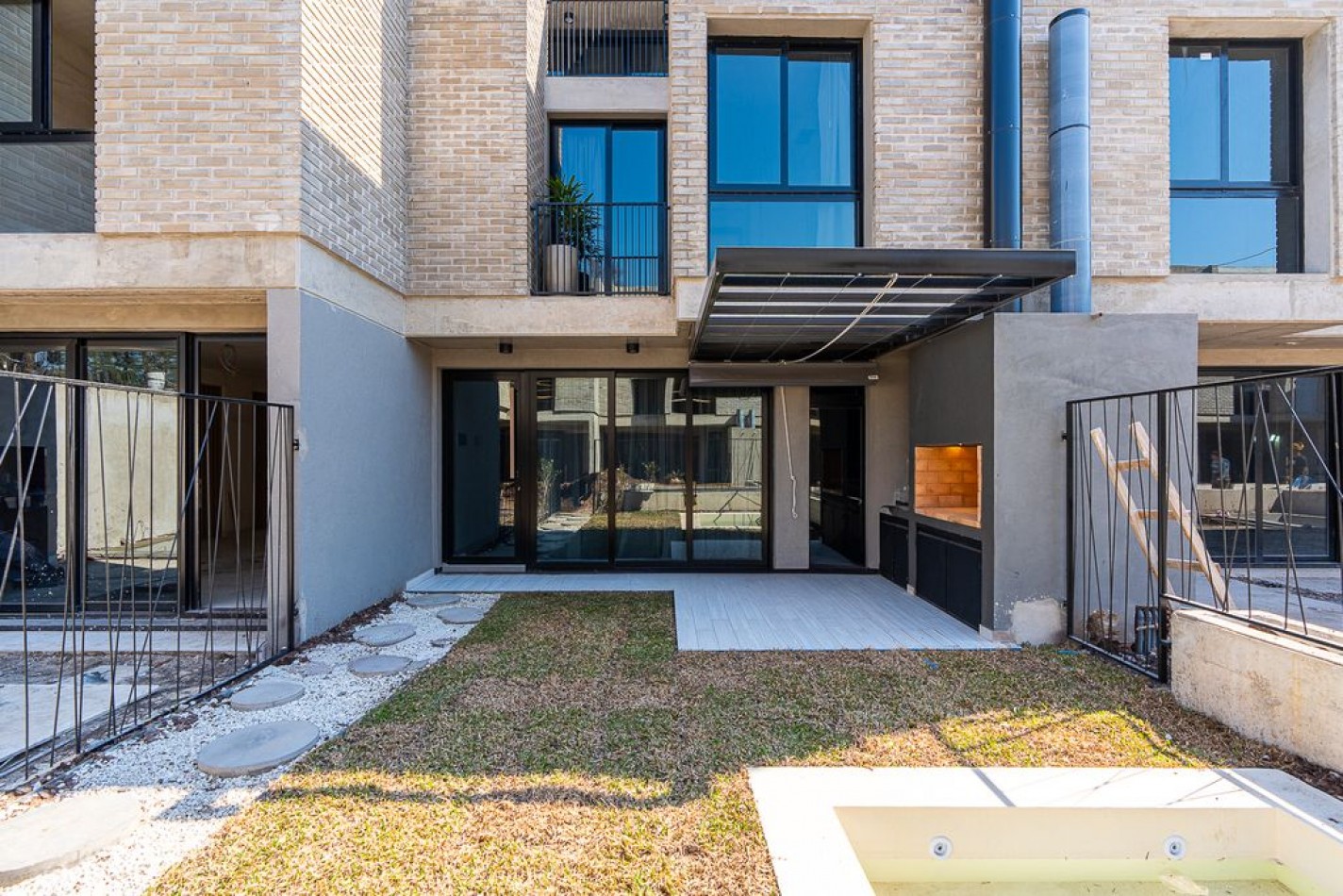 VENTA Casa 3 dormitorios en FISHERTON - Piscina, jardin, parrillero - Proyecto en construccion - FINANCIACION