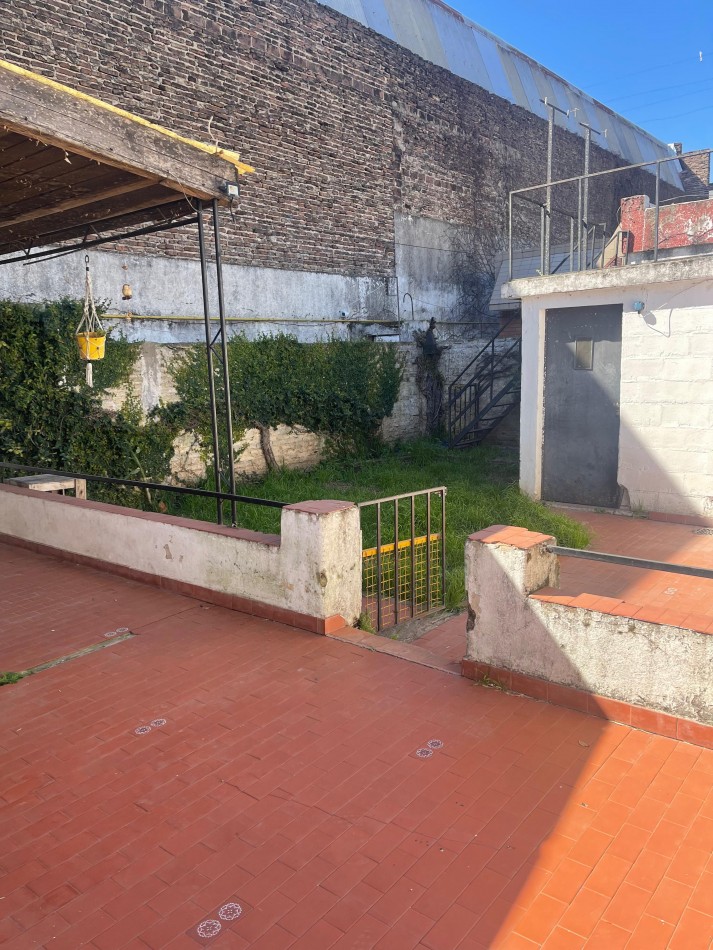 CASA EN ALQUILER. Dos dormitorios. Cochera. Patio con cesped. Parrillero. Laprida 4600