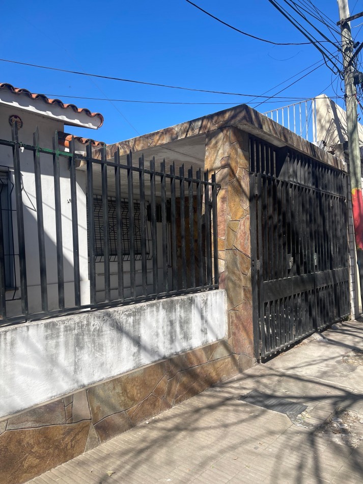 CASA EN ALQUILER. Dos dormitorios. Cochera. Patio con cesped. Parrillero. Laprida 4600