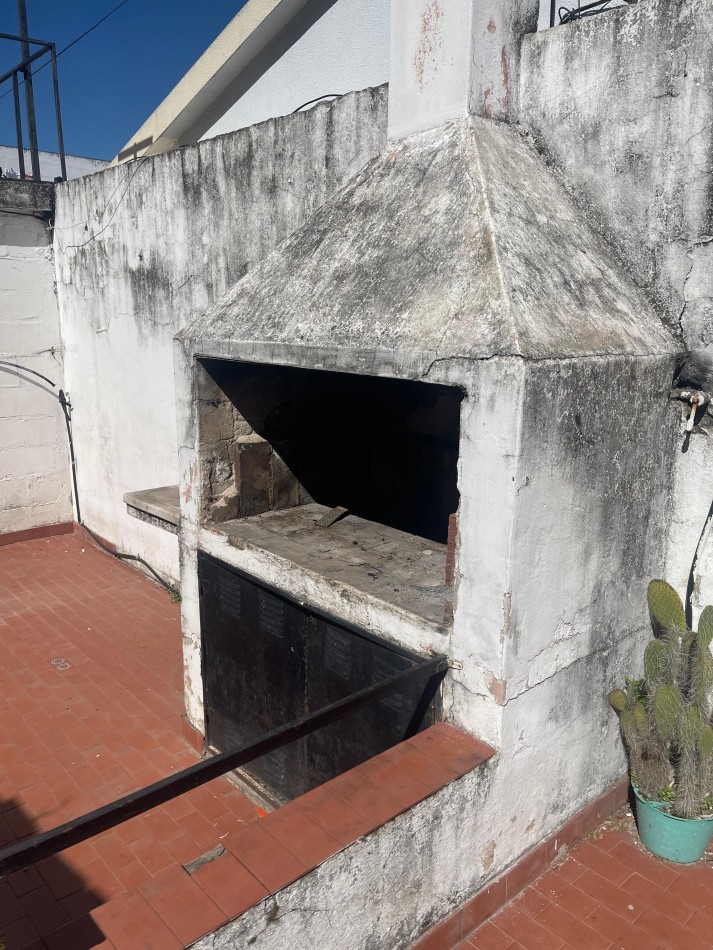 CASA EN ALQUILER. Dos dormitorios. Cochera. Patio con cesped. Parrillero. Laprida 4600