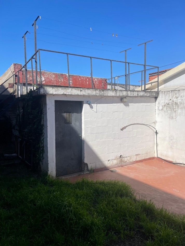 CASA EN ALQUILER. Dos dormitorios. Cochera. Patio con cesped. Parrillero. Laprida 4600