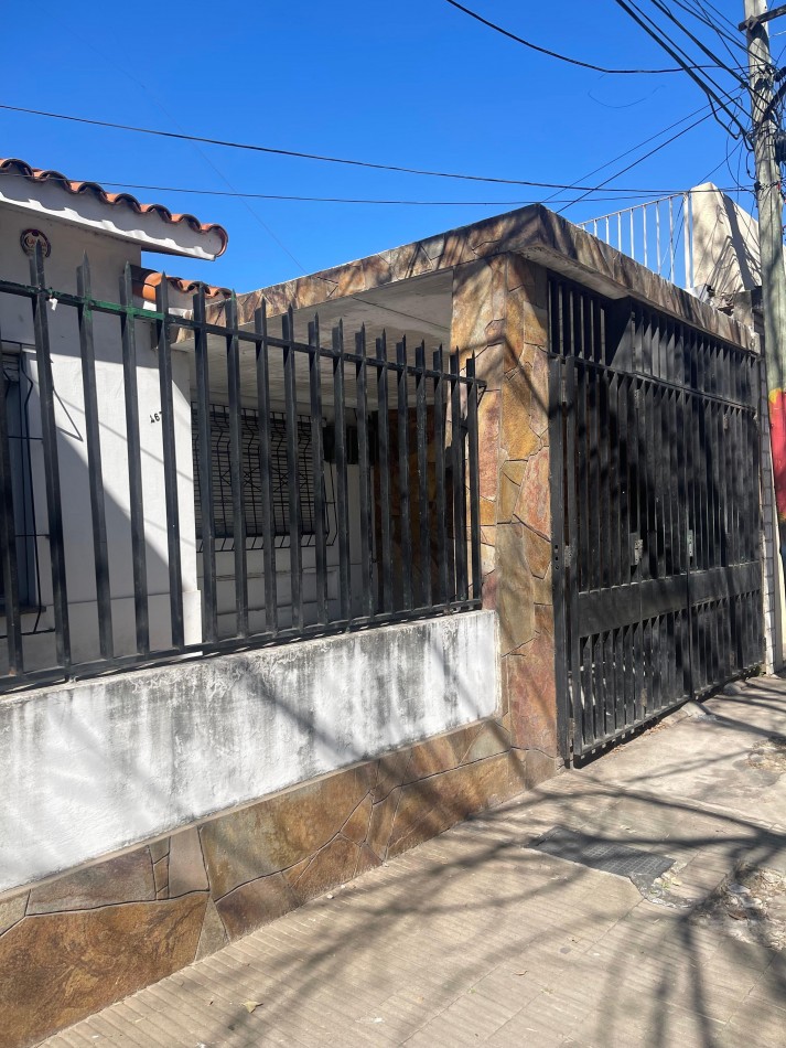 CASA EN ALQUILER. Dos dormitorios. Cochera. Patio con cesped. Parrillero. Laprida 4600