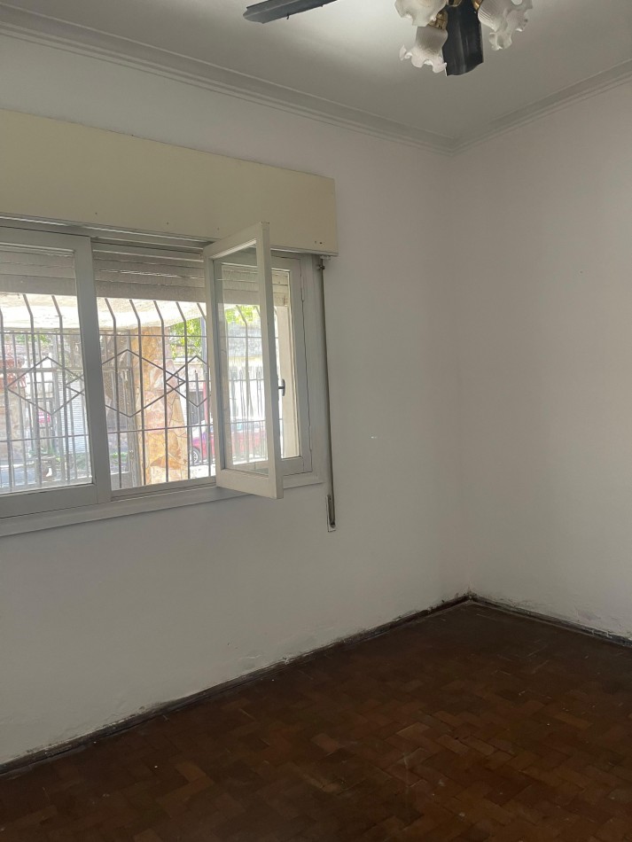 CASA EN ALQUILER. Dos dormitorios. Cochera. Patio con cesped. Parrillero. Laprida 4600