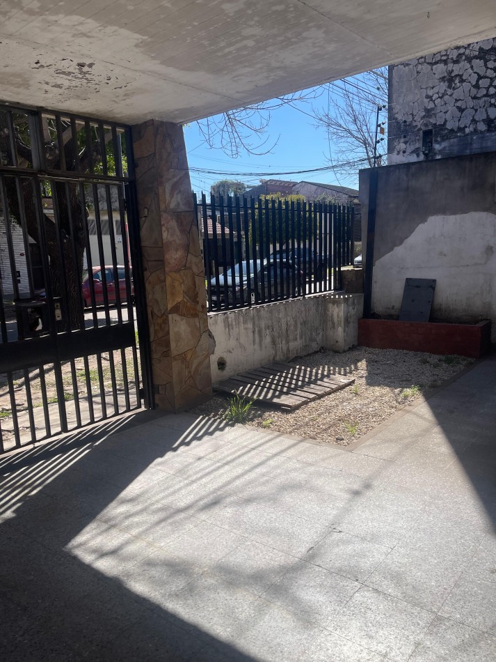 CASA EN ALQUILER. Dos dormitorios. Cochera. Patio con cesped. Parrillero. Laprida 4600