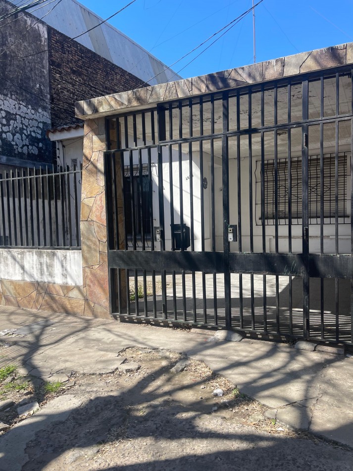 CASA EN ALQUILER. Dos dormitorios. Cochera. Patio con cesped. Parrillero. Laprida 4600