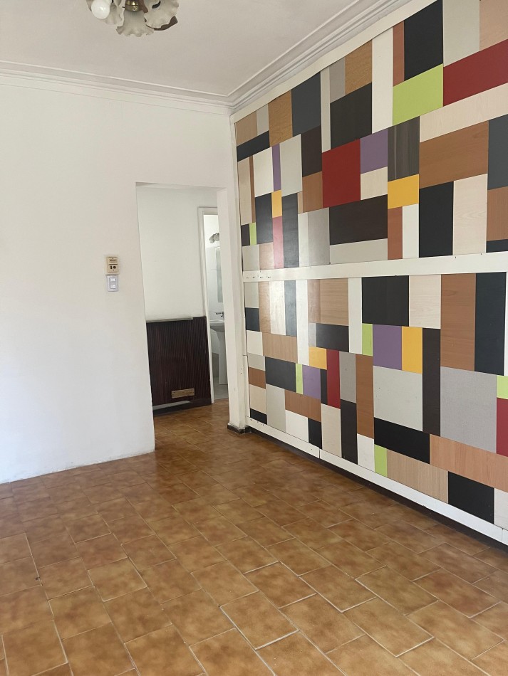CASA EN ALQUILER. Dos dormitorios. Cochera. Patio con cesped. Parrillero. Laprida 4600