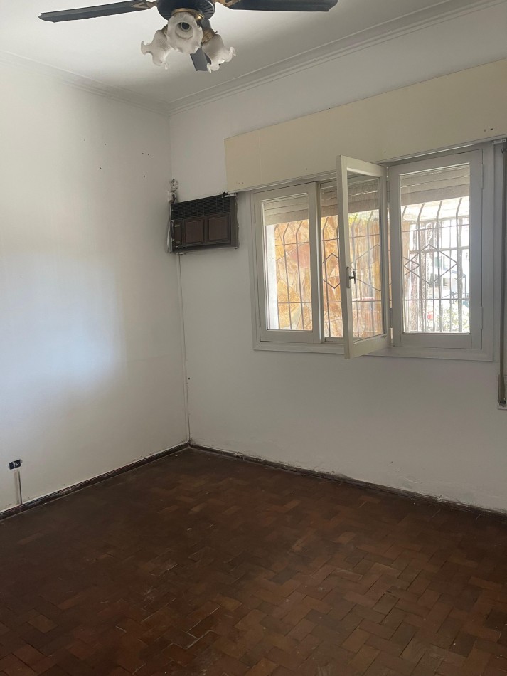 CASA EN ALQUILER. Dos dormitorios. Cochera. Patio con cesped. Parrillero. Laprida 4600