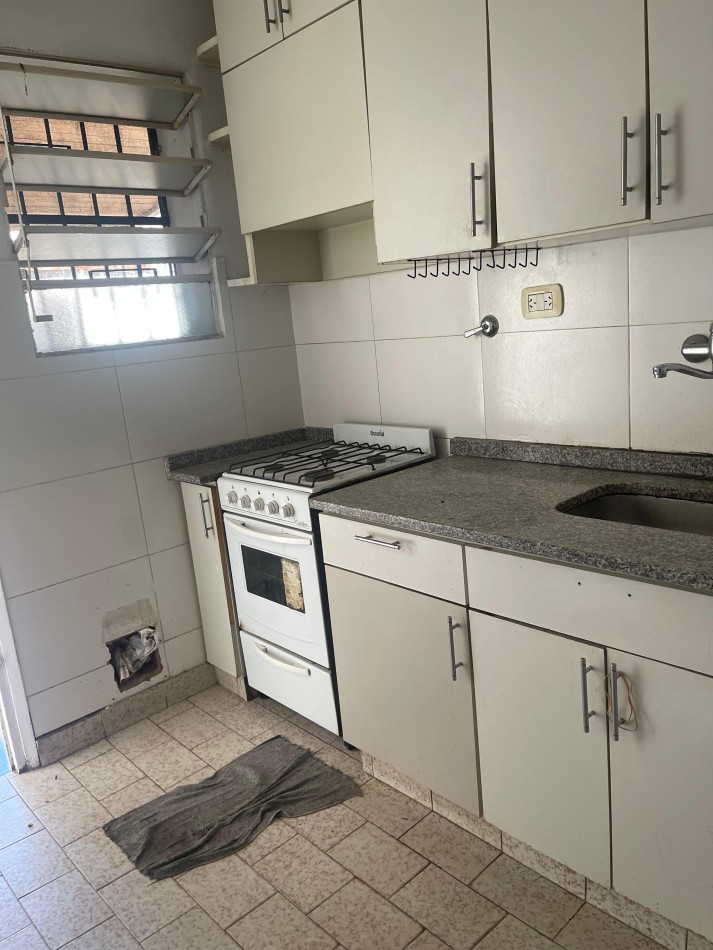CASA EN ALQUILER. Dos dormitorios. Cochera. Patio con cesped. Parrillero. Laprida 4600