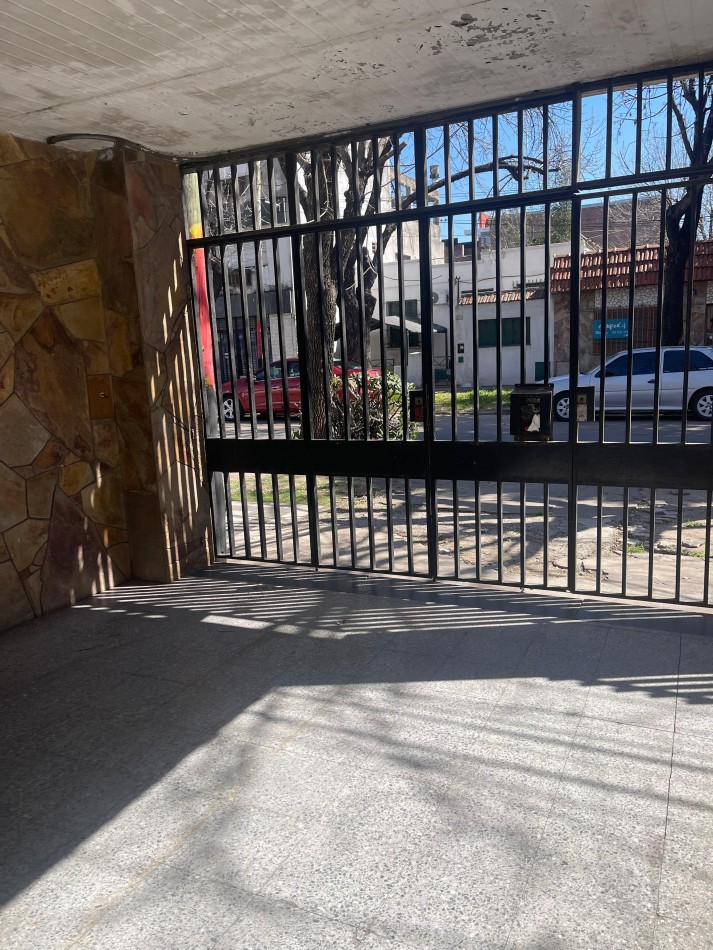 CASA EN ALQUILER. Dos dormitorios. Cochera. Patio con cesped. Parrillero. Laprida 4600