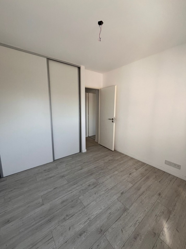 VENTA DEPARTAMENTO SEMIPISO 2 DORMITORIOS - Patio, balcon frente al parque Independencia - Av. Pellegrini 2632