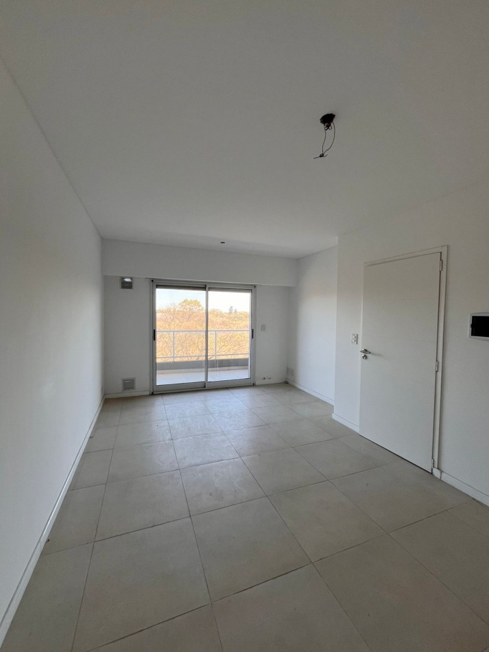 VENTA DEPARTAMENTO SEMIPISO 2 DORMITORIOS - Patio, balcon frente al parque Independencia - Av. Pellegrini 2632