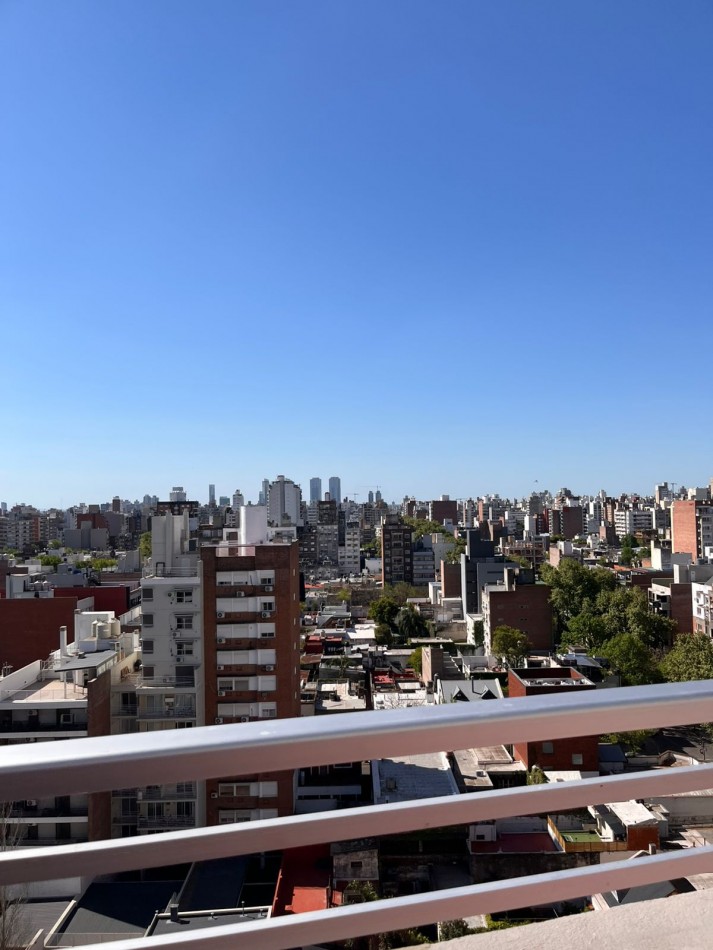VENTA DEPARTAMENTO SEMIPISO 2 DORMITORIOS - Patio, balcon frente al parque Independencia - Av. Pellegrini 2632