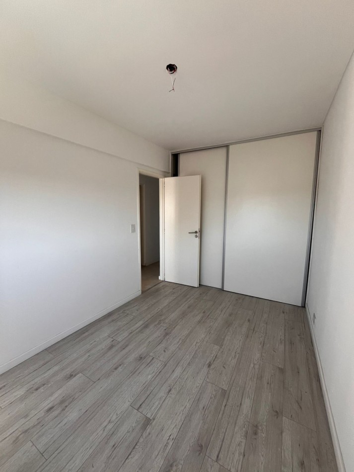 VENTA DEPARTAMENTO SEMIPISO 2 DORMITORIOS - Patio, balcon frente al parque Independencia - Av. Pellegrini 2632