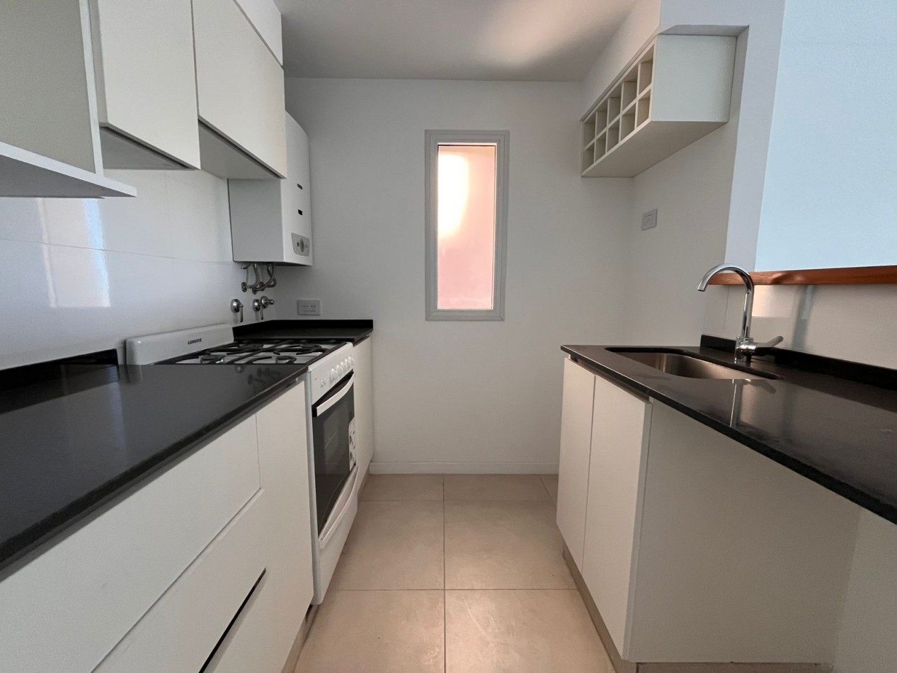 VENTA DEPARTAMENTO SEMIPISO 2 DORMITORIOS - Patio, balcon frente al parque Independencia - Av. Pellegrini 2632