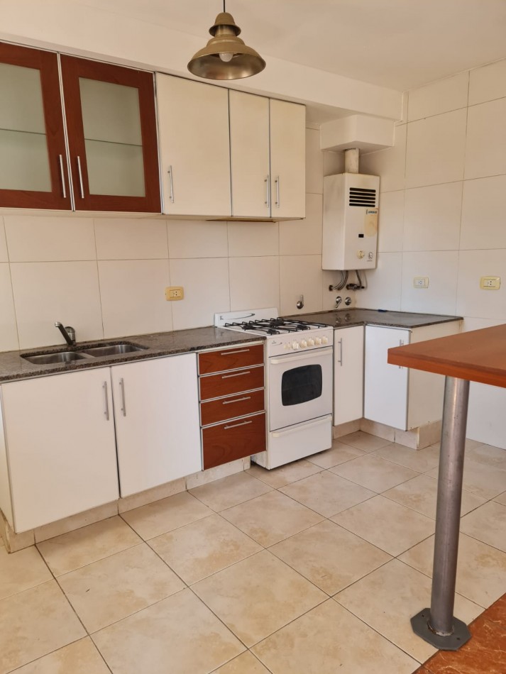 EN ALQUILER!. Amplio departamento 1 dormitorio. cafferata 920