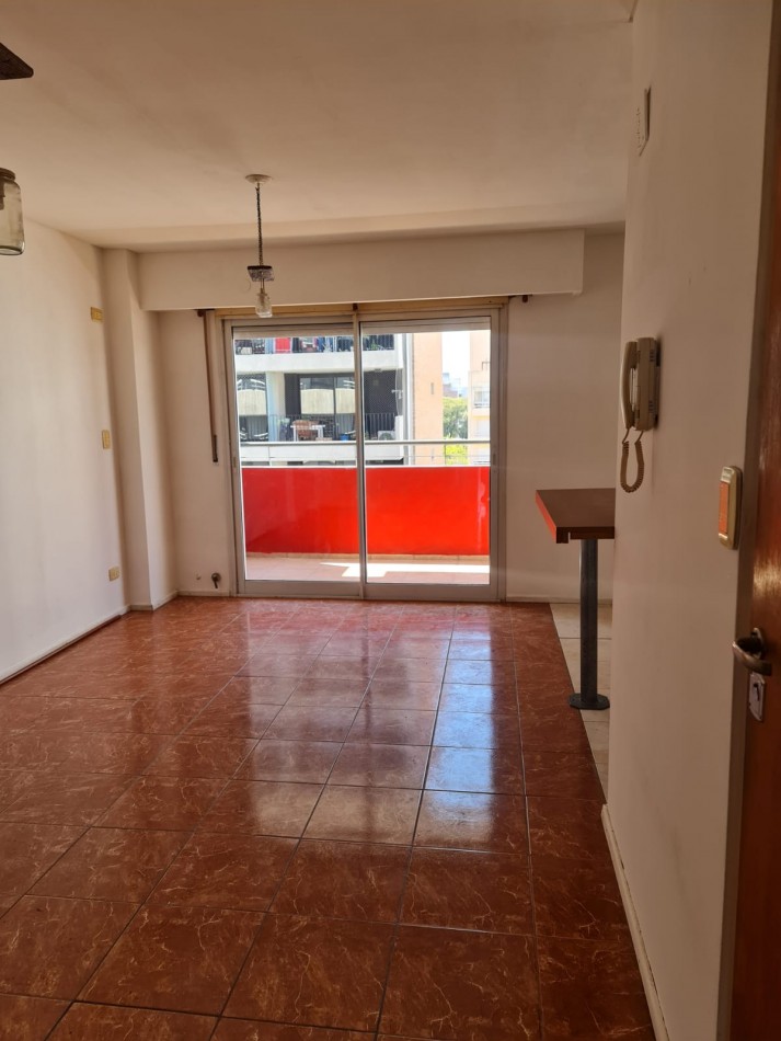 EN ALQUILER!. Amplio departamento 1 dormitorio. cafferata 920