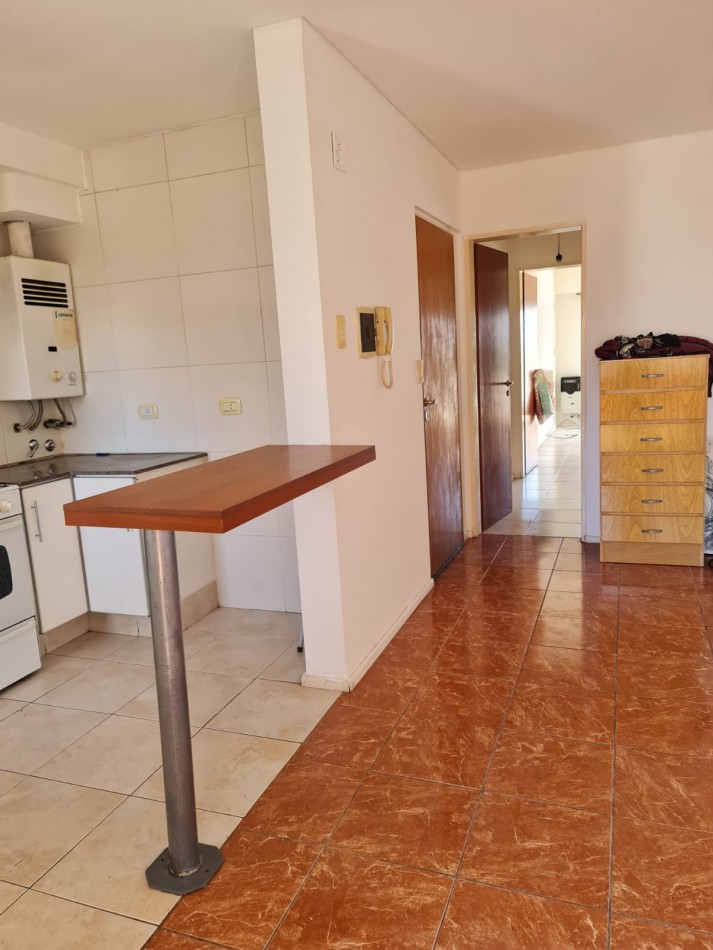 EN ALQUILER!. Amplio departamento 1 dormitorio. cafferata 920