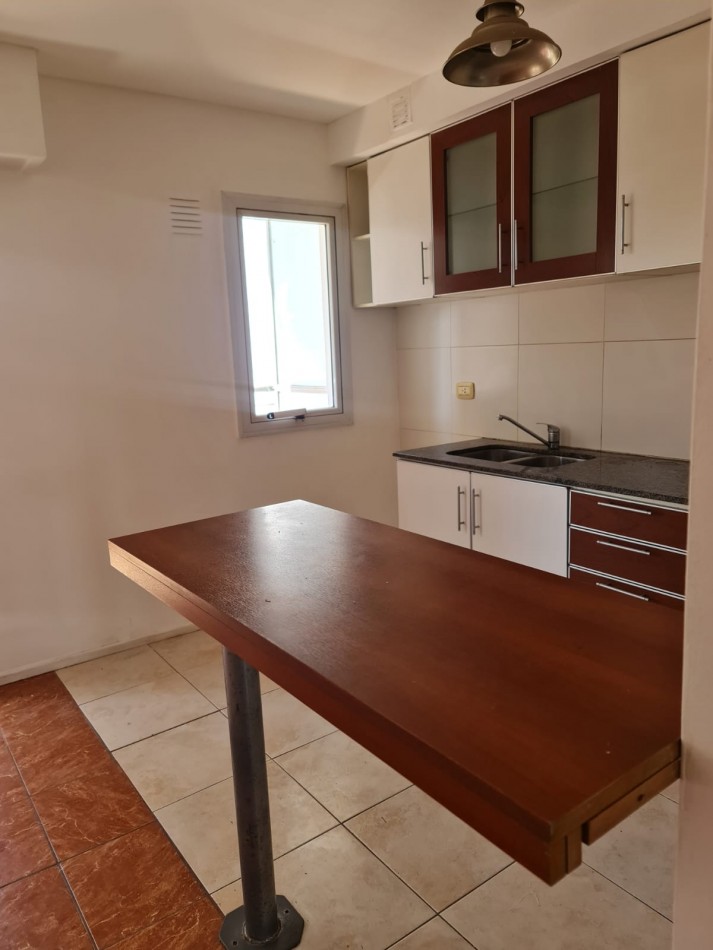 EN ALQUILER!. Amplio departamento 1 dormitorio. cafferata 920