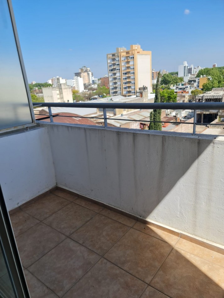 EN ALQUILER!. Amplio departamento 1 dormitorio. cafferata 920