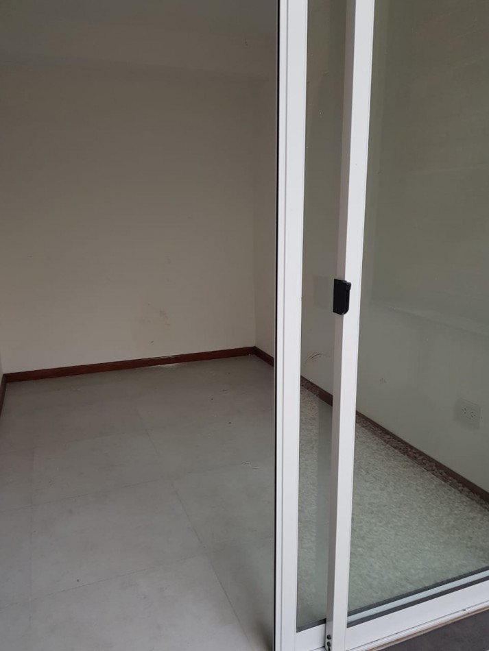 EN ALQUILER!. UN DORMITORIO Y COMODIN. PATIO. PELLEGRINI Y MITRE