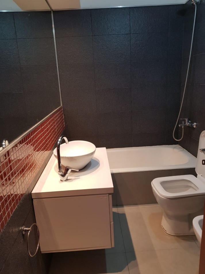 EN ALQUILER!. UN DORMITORIO Y COMODIN. PATIO. PELLEGRINI Y MITRE