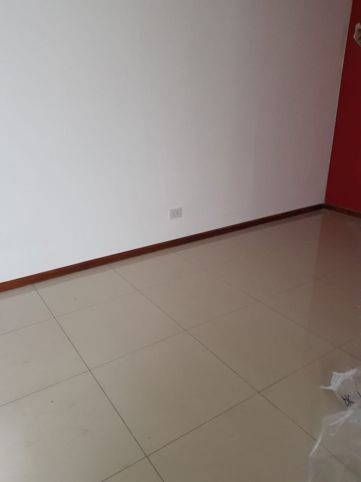 EN ALQUILER!. UN DORMITORIO Y COMODIN. PATIO. PELLEGRINI Y MITRE