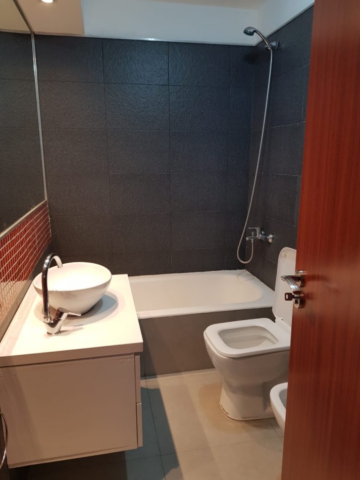 EN ALQUILER!. UN DORMITORIO Y COMODIN. PATIO. PELLEGRINI Y MITRE