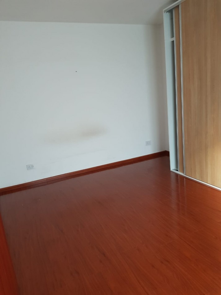 EN ALQUILER!. UN DORMITORIO Y COMODIN. PATIO. PELLEGRINI Y MITRE