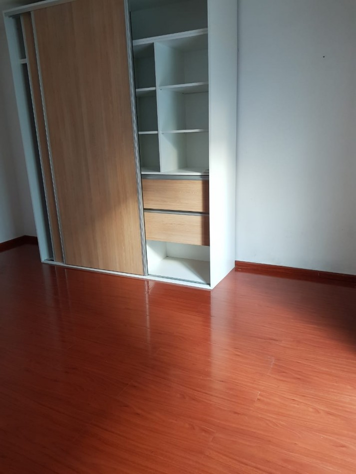 EN ALQUILER!. UN DORMITORIO Y COMODIN. PATIO. PELLEGRINI Y MITRE