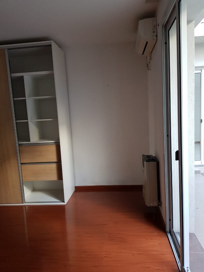 EN ALQUILER!. UN DORMITORIO Y COMODIN. PATIO. PELLEGRINI Y MITRE