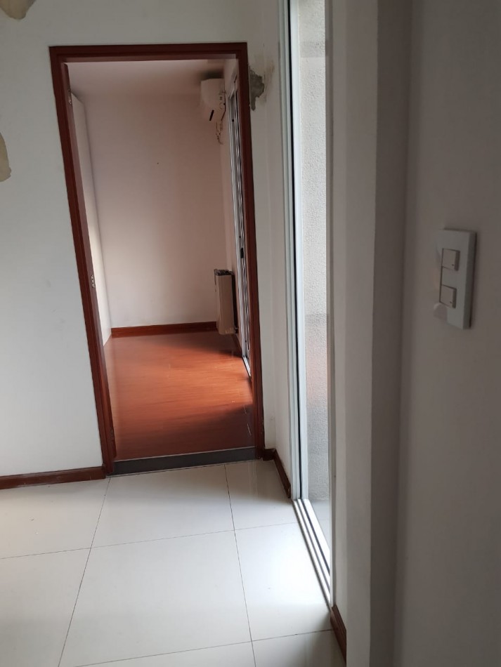 EN ALQUILER!. UN DORMITORIO Y COMODIN. PATIO. PELLEGRINI Y MITRE